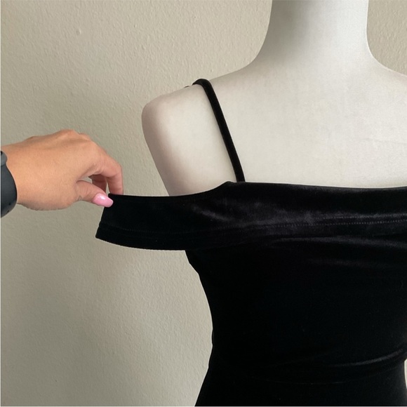 Lulus My Kind Of Romance Black Velvet Off The Shoulder Mini Dress✨ - Picture 5 of 7